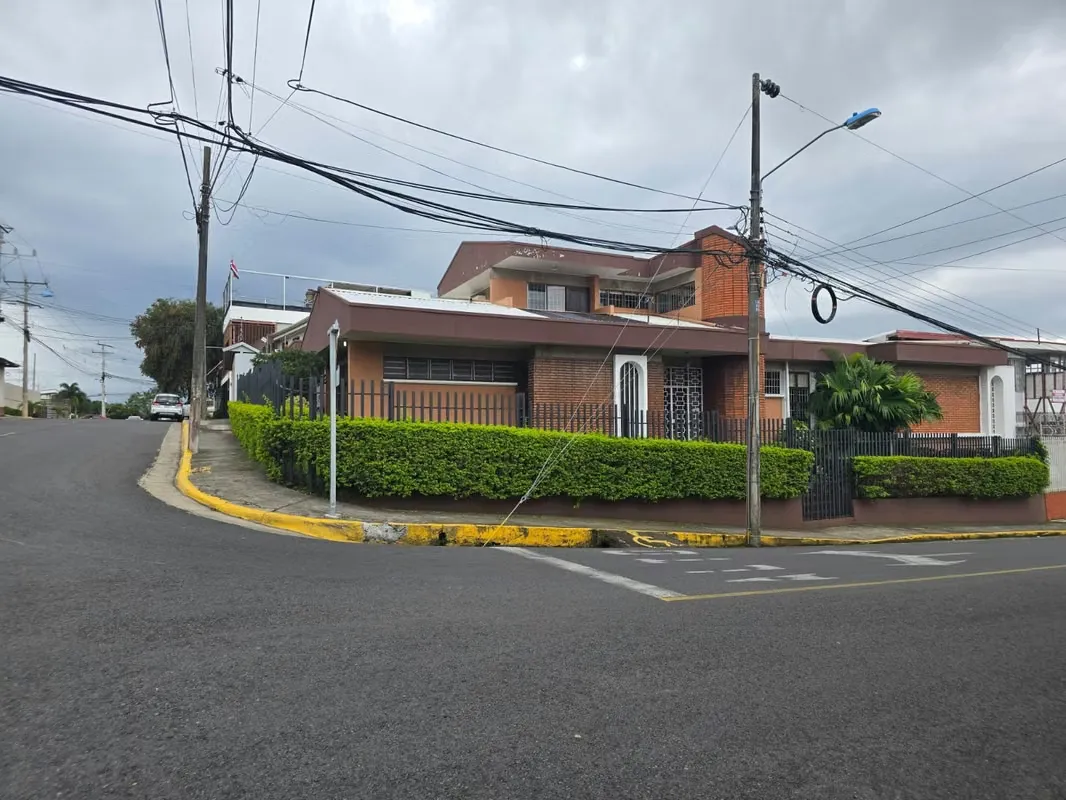 VENTA DE CASA ESQUINERA, AMPLIA EN HEREDIA CENTRO