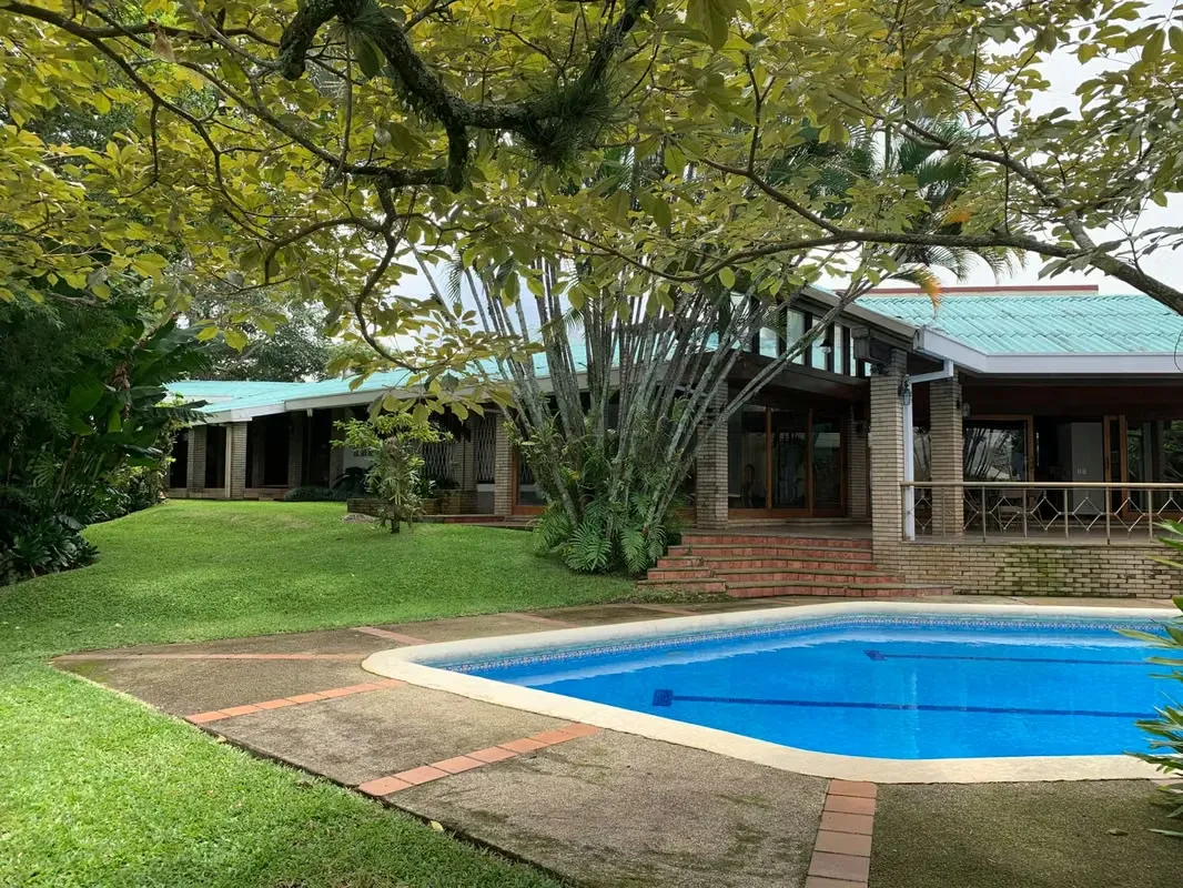 Casa principal y salón de fiestas con piscina que cuenta con ingreso y estacionamiento independiente.