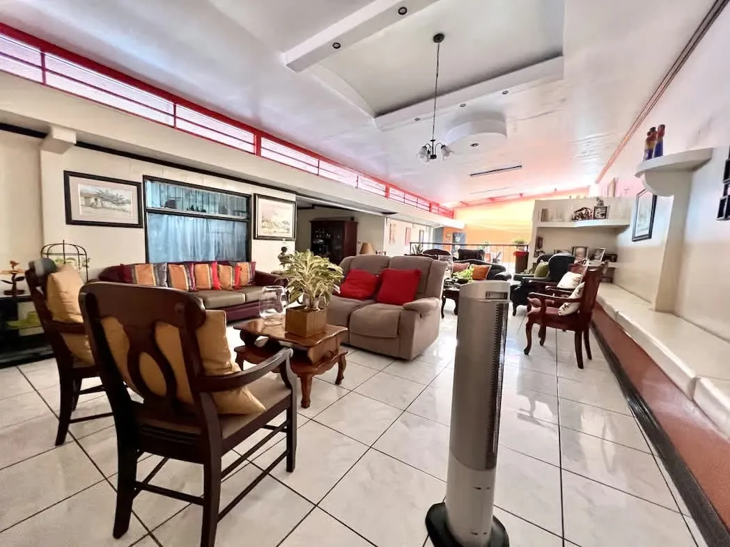 1 Story 3 BDR Home, Mixed Use, 4 Parking Lots, Santa Ana Centro