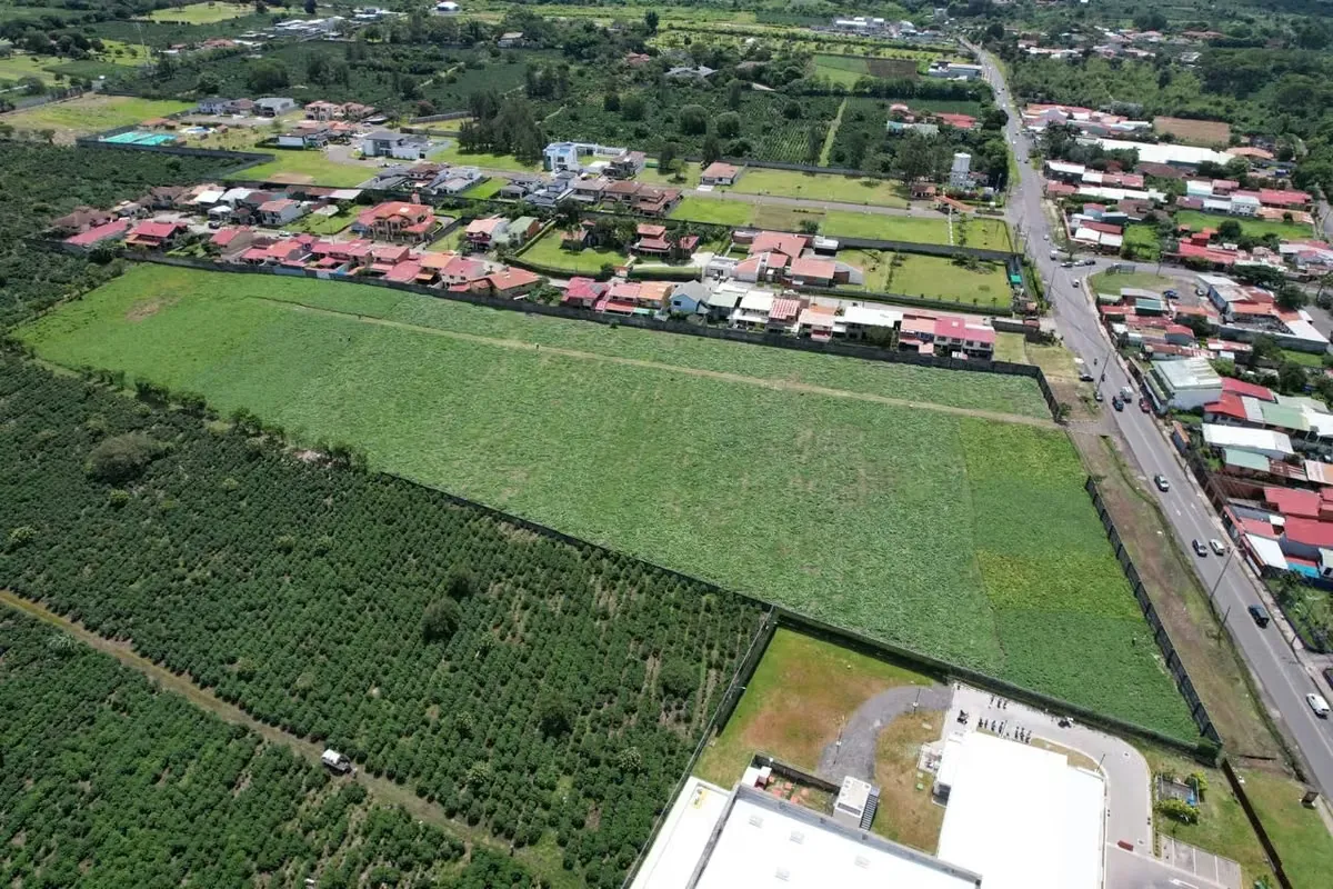Located on the prestigious Milla de Oro of Santo Domingo, next to Automercado, this 31,206 m² property represents a unique opportunity for investment and commercial development in one ...