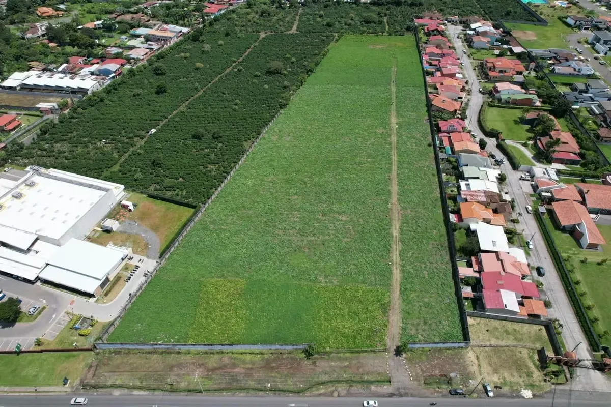 Located on the prestigious Milla de Oro of Santo Domingo, next to Automercado, this 31,206 m² property represents a unique opportunity for investment and commercial development in one ... — photo 2
