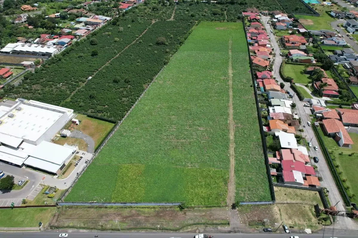 Located on the prestigious Milla de Oro of Santo Domingo, next to Automercado, this 31,206 m² property represents a unique opportunity for investment and commercial development in one ... — photo 3