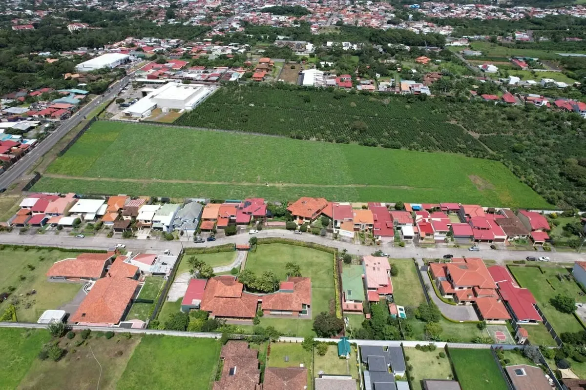 Located on the prestigious Milla de Oro of Santo Domingo, next to Automercado, this 31,206 m² property represents a unique opportunity for investment and commercial development in one ... — photo 4