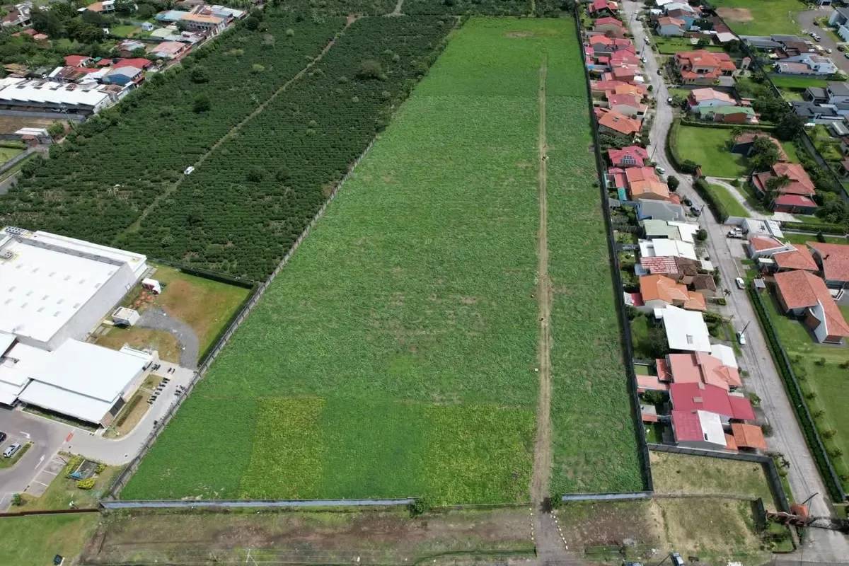 Located on the prestigious Milla de Oro of Santo Domingo, next to Automercado, this 31,206 m² property represents a unique opportunity for investment and commercial development in one ... — photo 5