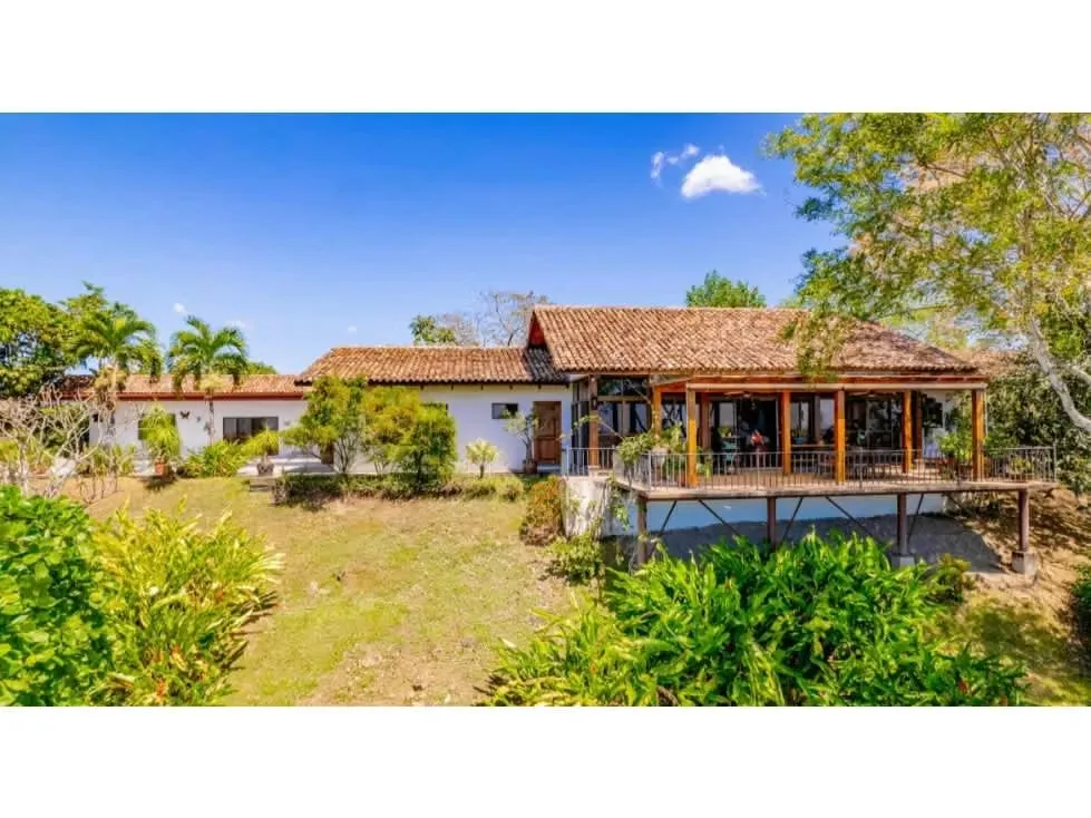 Venta de Casa con Propiedad Grande, Orotina