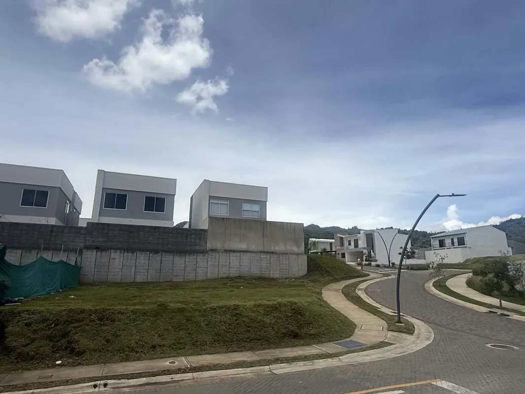 Venta de Lote Esquinero en Condominio. El condominio cuenta con más de 15 amenidades: vigilancia y acceso controlado 24/7, centro comercial en el boulevard, salón de juegos, 2 casas ...