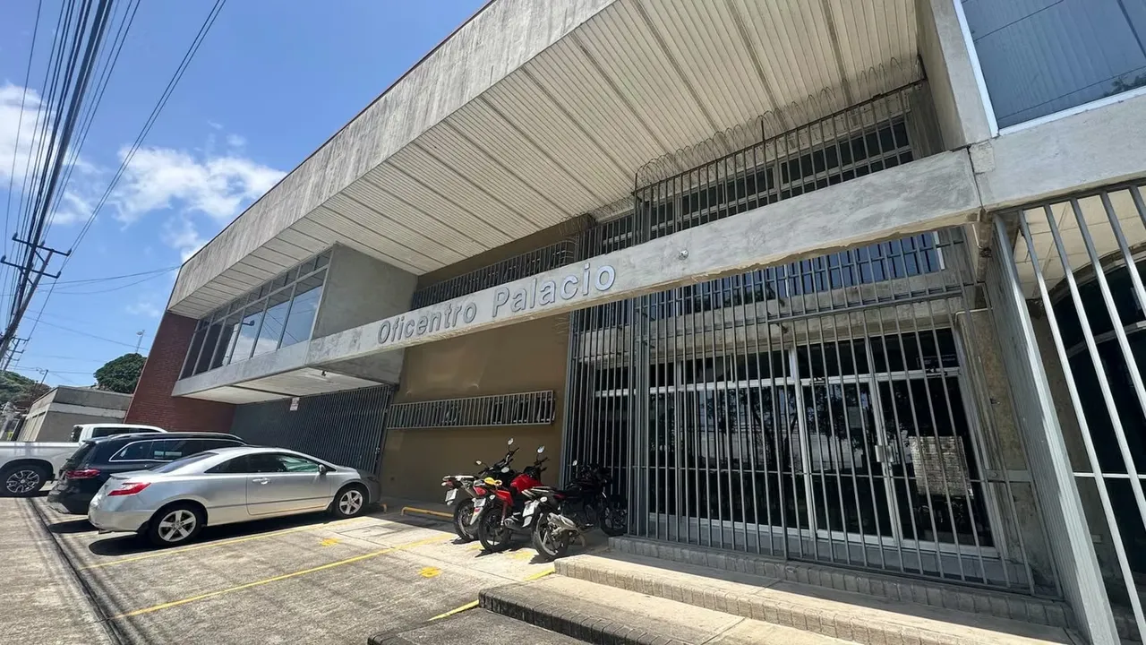 Located in the renowned Oficentro Palacio, in the heart of La Uruca, this 50 m² office offers an excellent opportunity for professionals, clinics, accounting firms, or companies ...