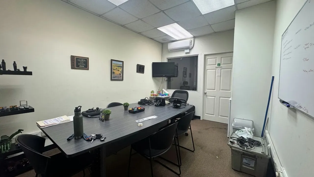 Located in the renowned Oficentro Palacio, in the heart of La Uruca, this 50 m² office offers an excellent opportunity for professionals, clinics, accounting firms, or companies ... — photo 3