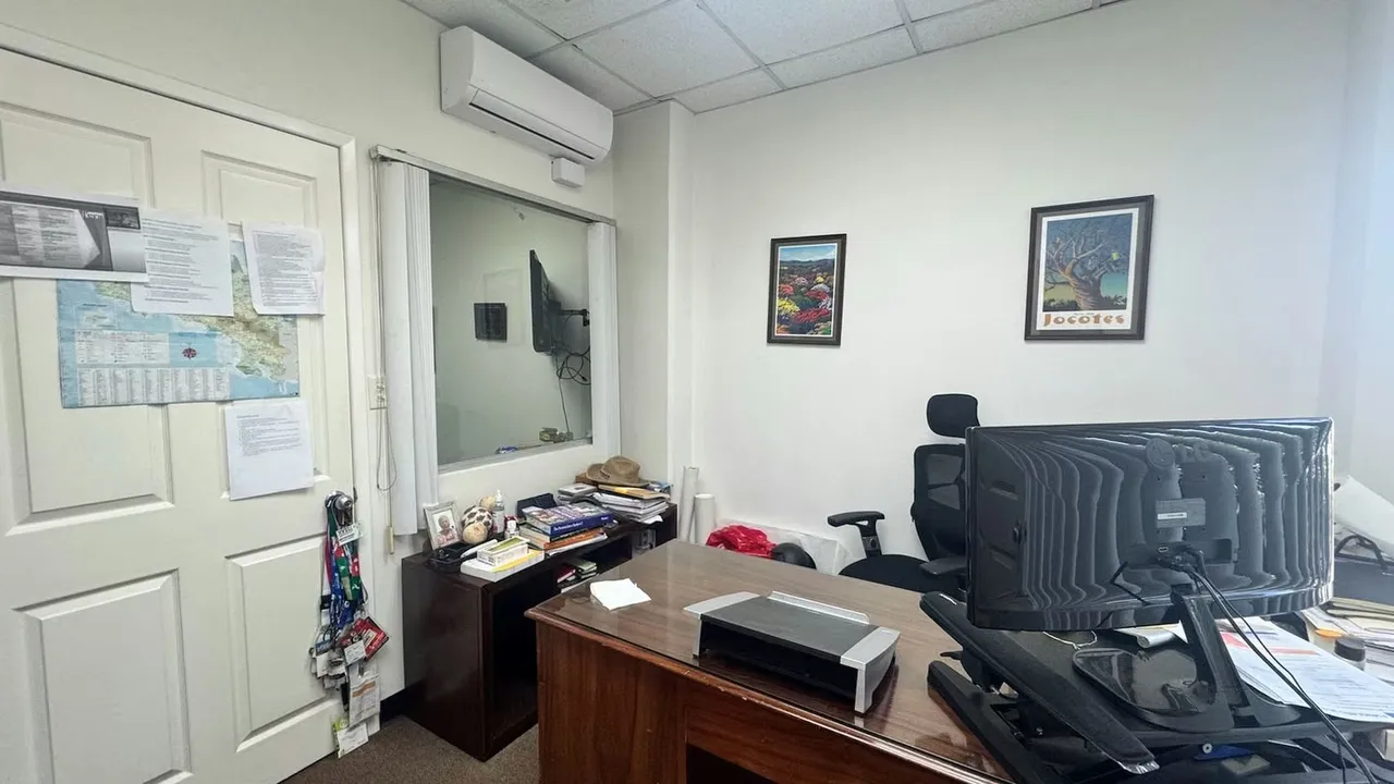 Located in the renowned Oficentro Palacio, in the heart of La Uruca, this 50 m² office offers an excellent opportunity for professionals, clinics, accounting firms, or companies ... — photo 5