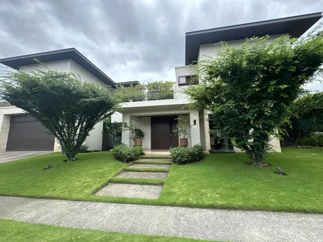 Venta de casa de lujo en La Hacienda Lindora, Santa Ana (AD)