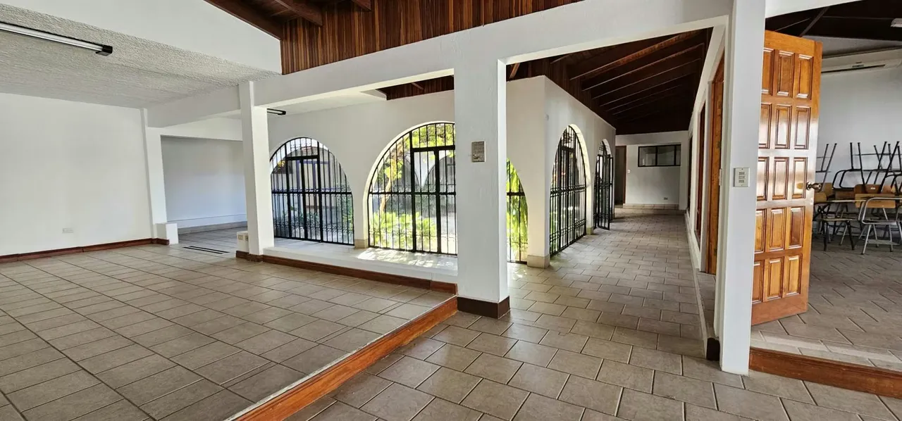This property located on the Boulevard in Rohrmoser offers COMMERCIAL LAND USE and is perfect for commerce ...