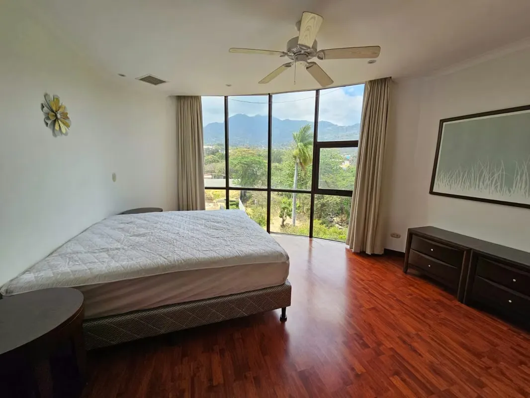 Descubra esta excelente oportunidad de vivir o invertir en una de las zonas más exclusivas del oeste de San José. Este ... — photo 5