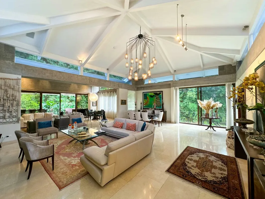 Venta de espectacular y amplia casa ubicada en hermoso condominio en Guachipelín de Escazú.