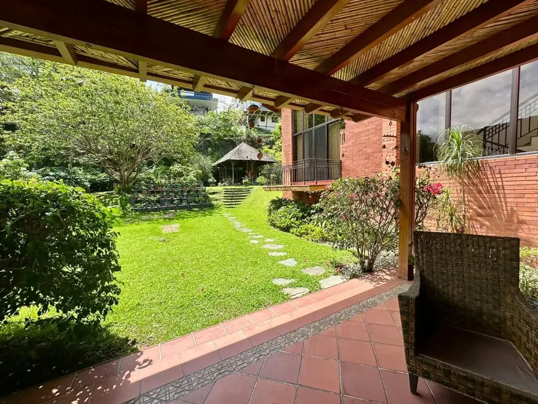 Descubrí una casa pensada para quienes buscan amplitud, elegancia y confort en cada detalle. Ubicada en uno de ...