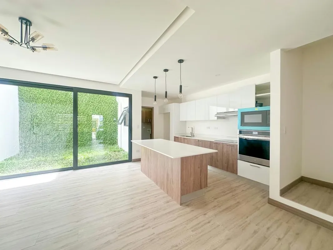 HOUSE FOR RENT IN CONDOMINIUM, SANTA ANA*