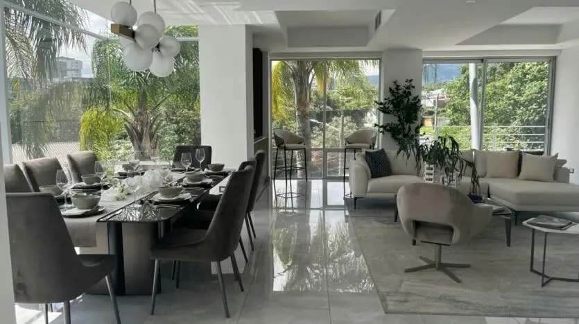 Apartment for Rent – Close to Shopping Centers, Banks & More