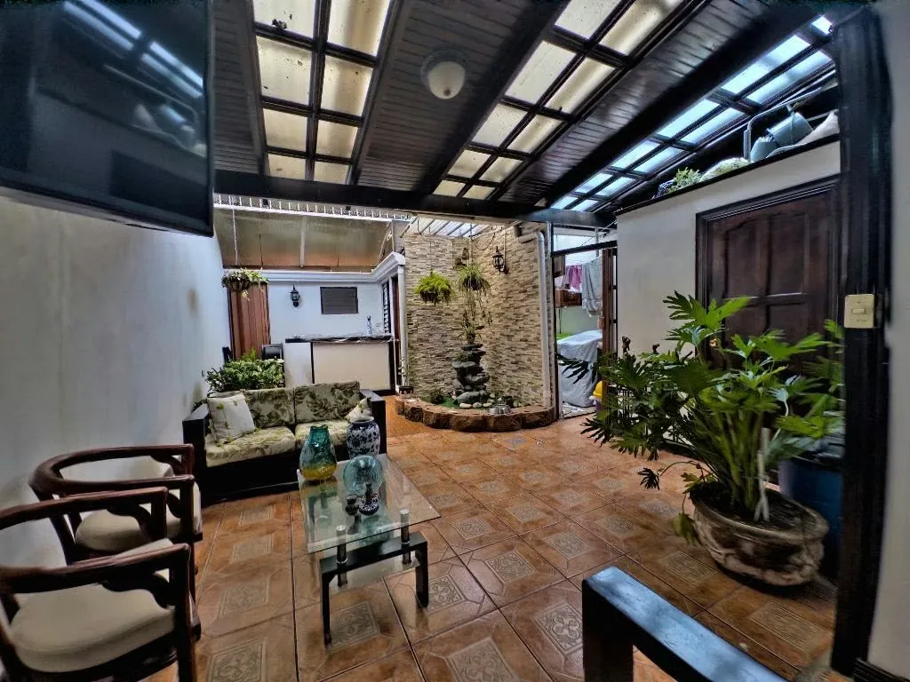 Hermosa casa de dos plantas ubicada en Jardines de Tibás, una de las zonas más agradables y ...