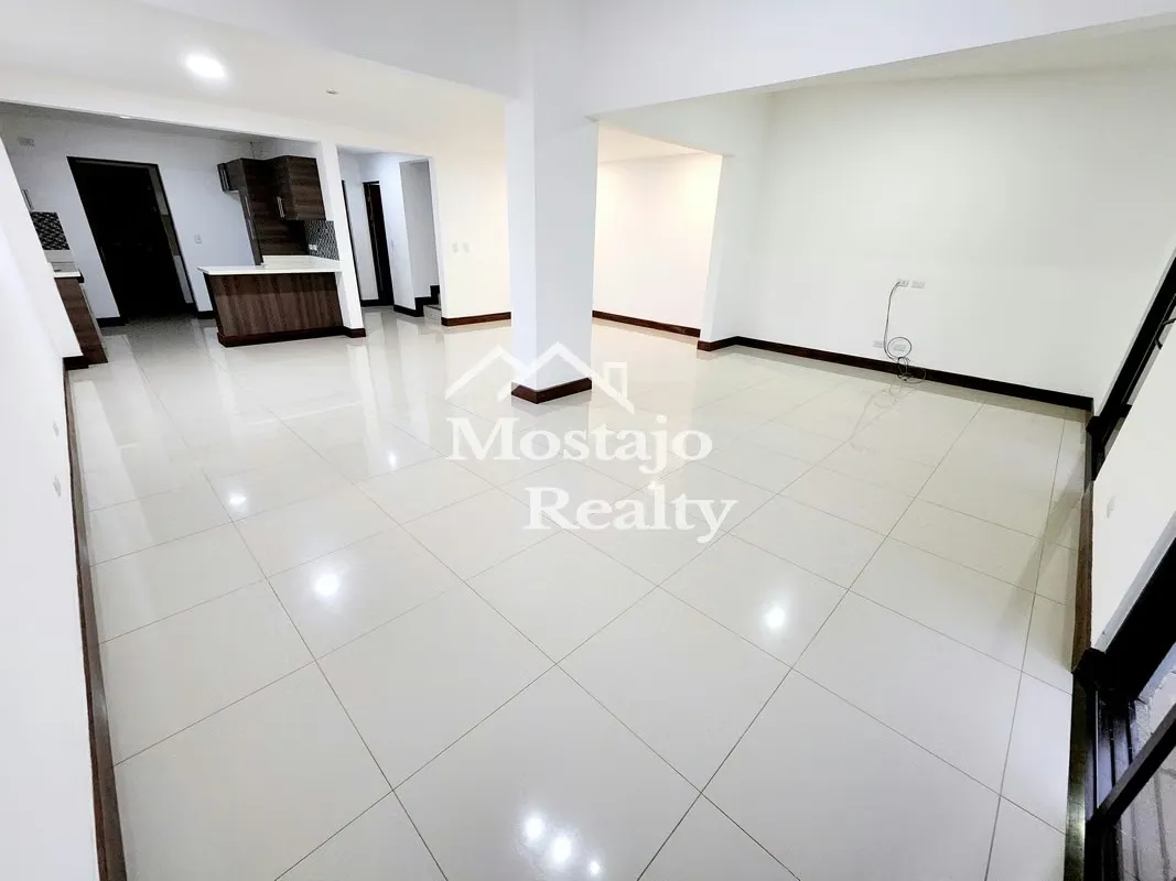 Corner house for sale, 3 levels, Parques del Sol Condominium, Santa Ana