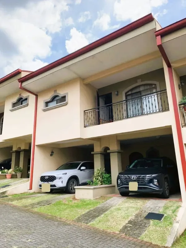 Se VENDE casa de dos niveles y 3 habitaciones en Ayarco Sur