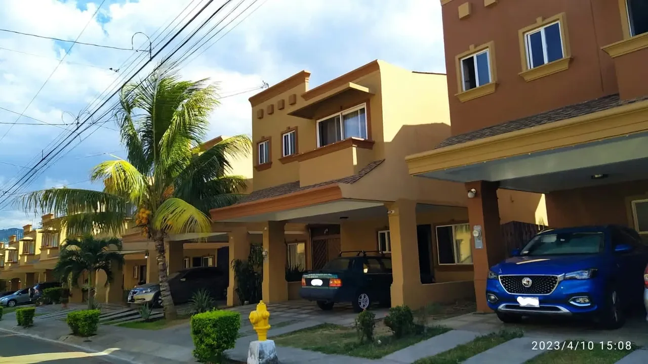 Esta hermosa y moderna casa de dos plantas en fino acabado estilo europeo, le ofrece: