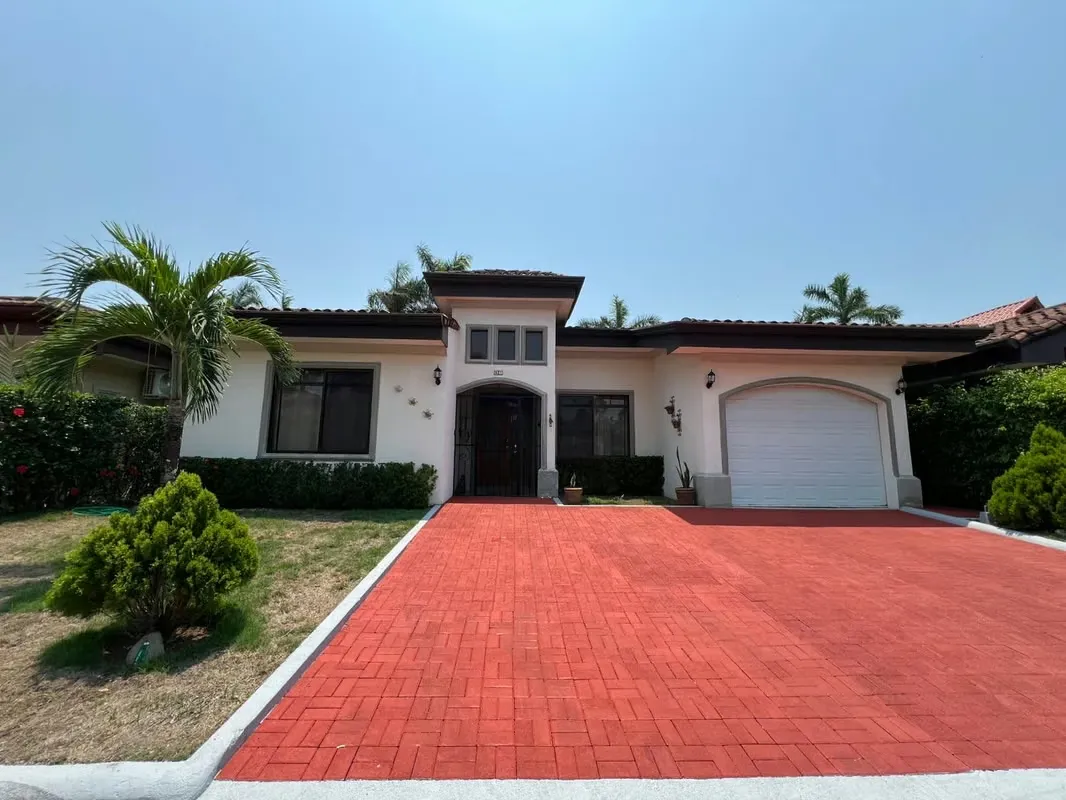 Venta casa contemporánea con piscina privada, Parrita. (FE)