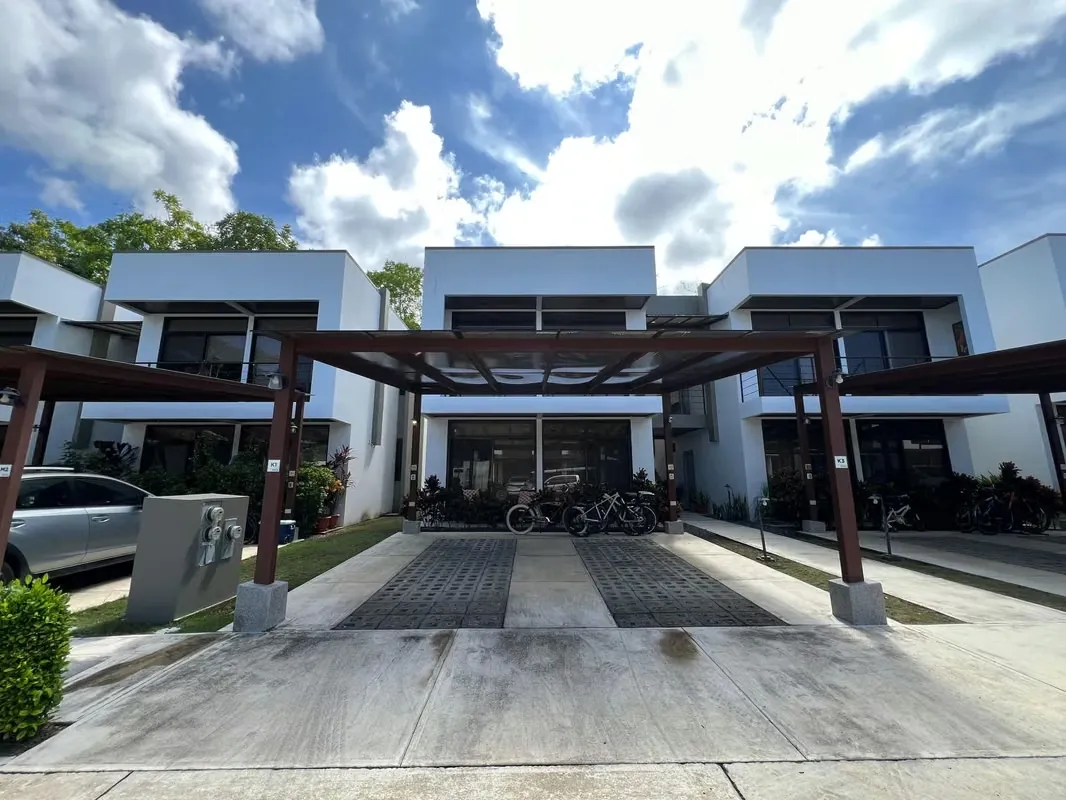 Excelente oportunidad de inversión o para vivir cerca del mar en una zona de alta demanda. Este apartamento en condominio ofrece seguridad, ...
