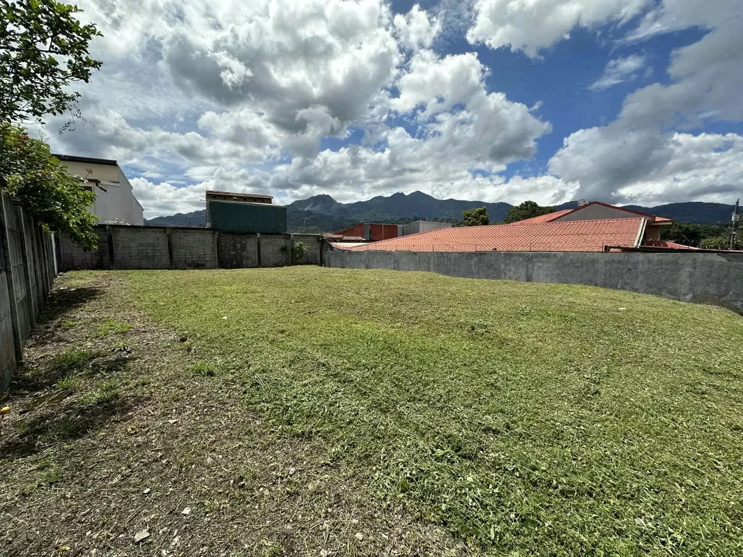 Located in an easily accessible area and very close to the main commercial area. The residential area is quiet, safe, and ...