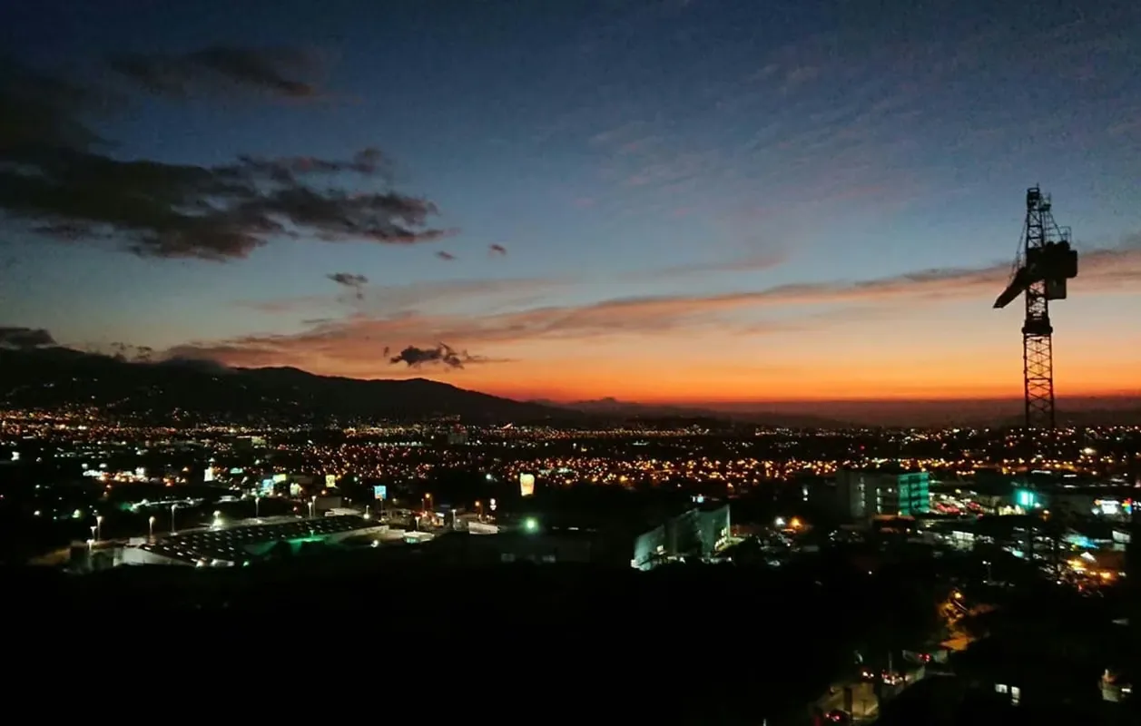 A 500 metros del Paseo de las Flores, Automercado, servicio de buses Alajuela-Heredia-San ...