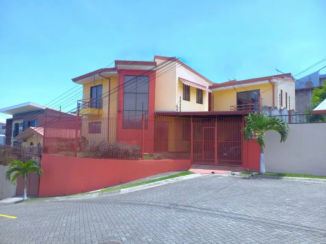 ¡Casa en Venta en Guadalupe! ¡5 habitaciones + patio! Inversión familiar con apartamento