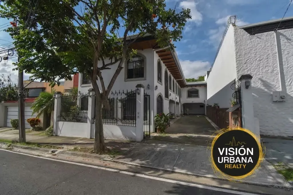 Attention investors, excellent investment opportunity in the exclusive area of Trejos Montealegre. Two houses for sale, one 180m2 and the other 250m2, on a 264m2 lot located ...