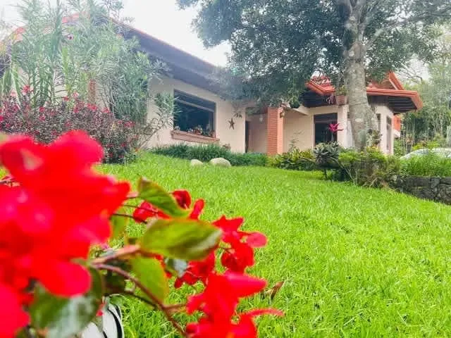 Viva el equilibrio perfecto entre confort, amplitud y naturaleza en esta majestuosa propiedad de 2.500 ...