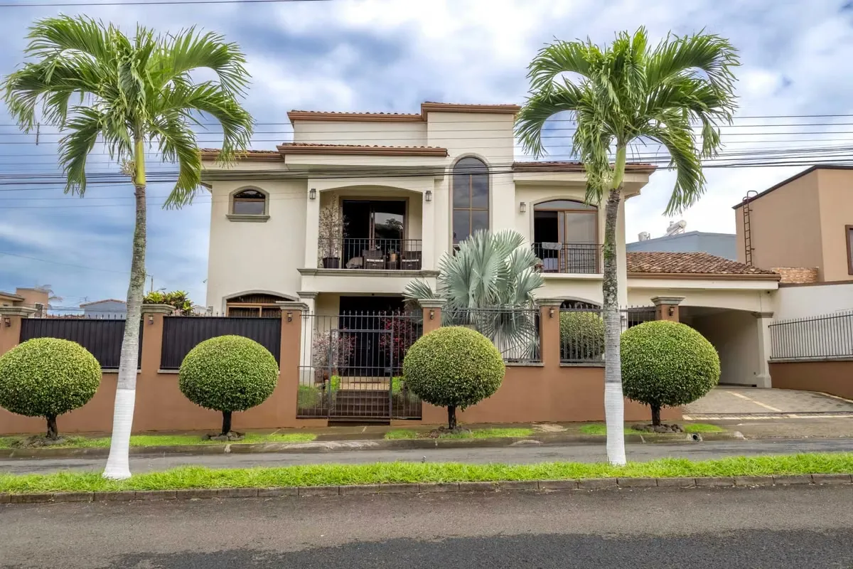 ¡Casa con 3 lotes en venta - Desamparados de Alajuela!