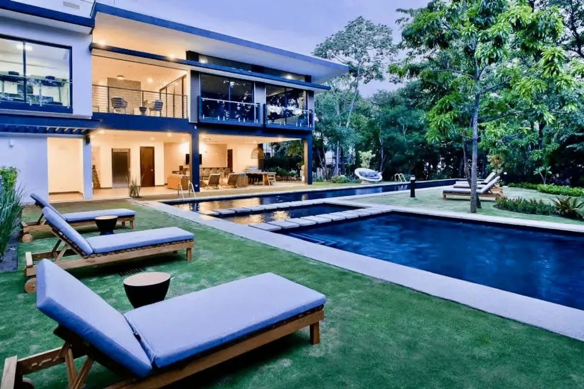 ¡Viví con estilo y en un oasis natural en zona muy exclusiva del oeste de San José!