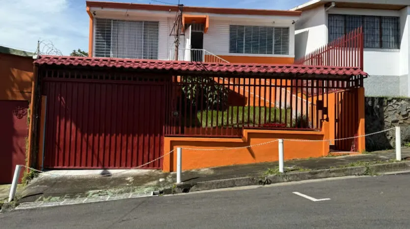 Oportunidad de propiedad con versatilidad para casa de habitación, oficinas o bien comercio, está ubicada cerca del cementerio de Guadalupe, Goicoechea y presenta espacios ...