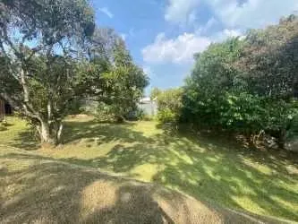 Con una excelente ubicación por su cercanía a toda clase de centro educativos, hospitales, bancos, centros ...