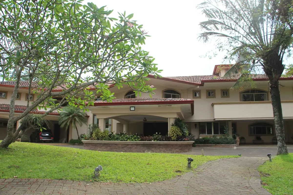 Esta hermosa casa rodeada de exuberantes jardines, se ubica en San Rafael de Escazú, en una de las áreas más prestigiosas de San José.