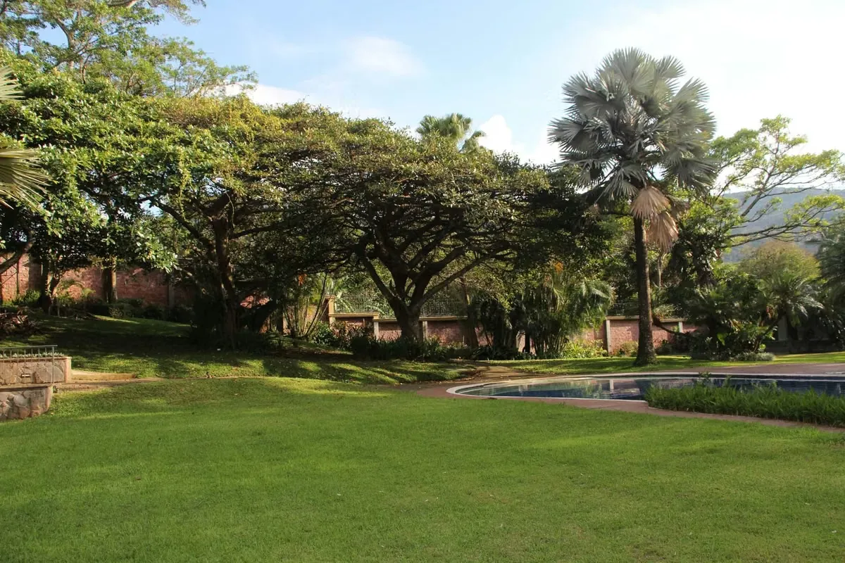 Esta hermosa casa rodeada de exuberantes jardines, se ubica en San Rafael de Escazú, en una de las áreas más prestigiosas de San José. — photo 2