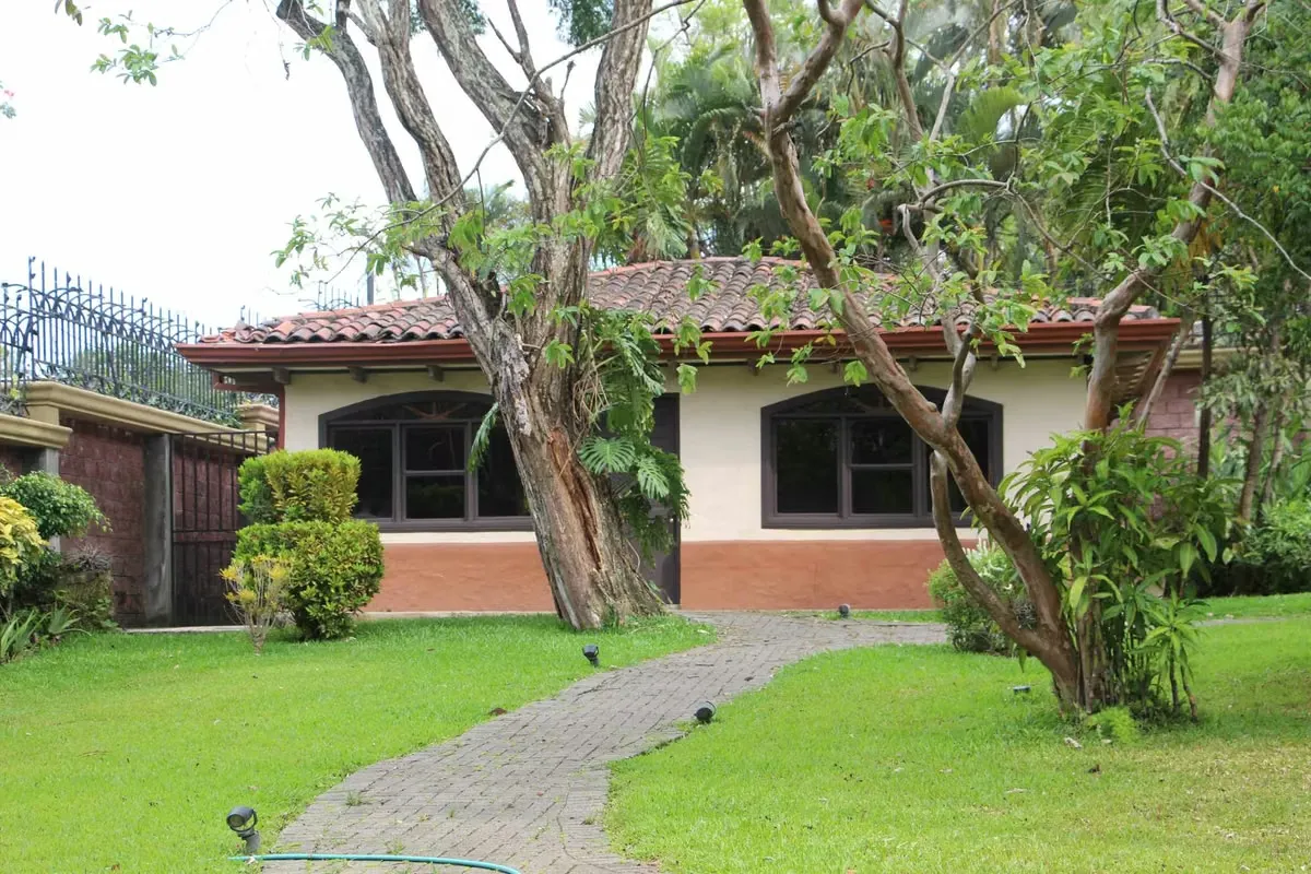 Esta hermosa casa rodeada de exuberantes jardines, se ubica en San Rafael de Escazú, en una de las áreas más prestigiosas de San José. — photo 3
