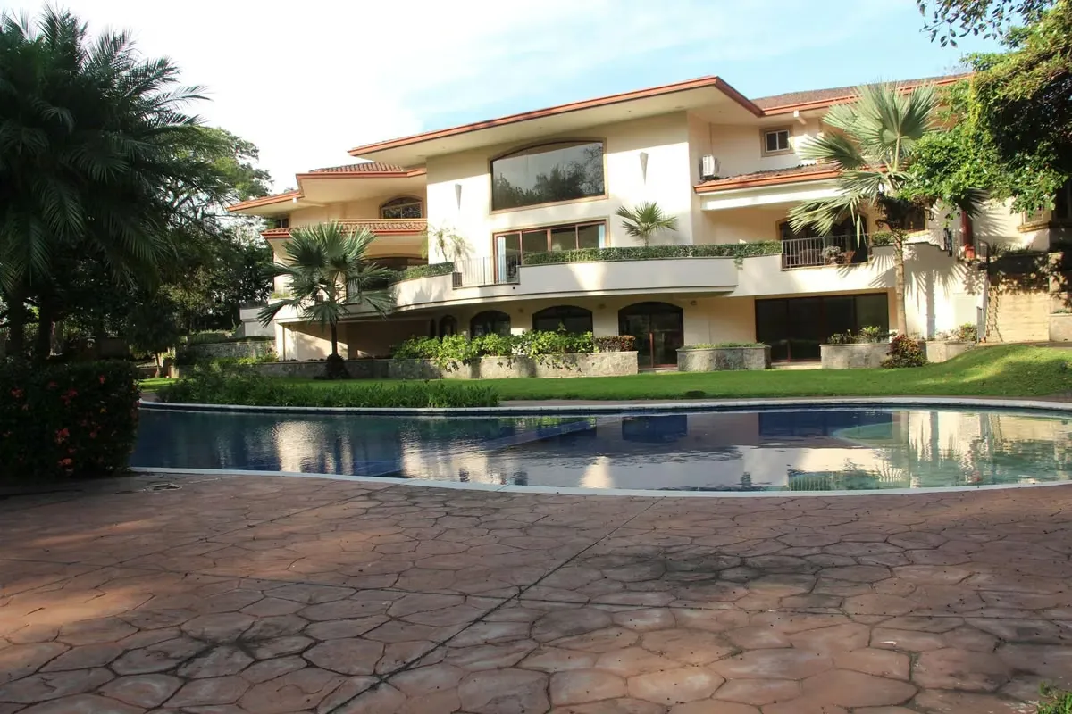 Esta hermosa casa rodeada de exuberantes jardines, se ubica en San Rafael de Escazú, en una de las áreas más prestigiosas de San José. — photo 4