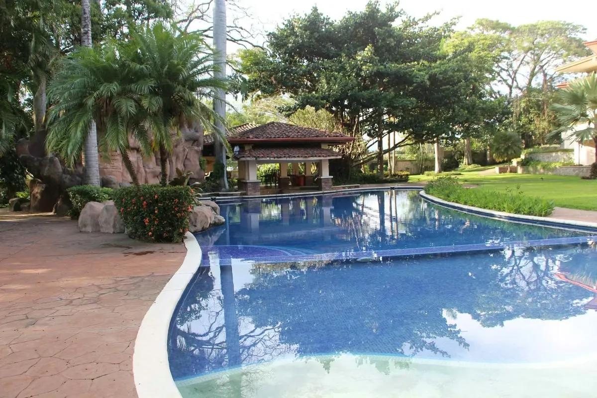 Esta hermosa casa rodeada de exuberantes jardines, se ubica en San Rafael de Escazú, en una de las áreas más prestigiosas de San José. — photo 5