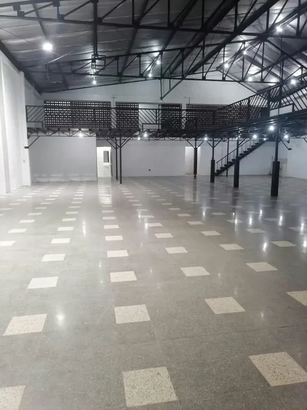Aislante terminado en el cielo raso