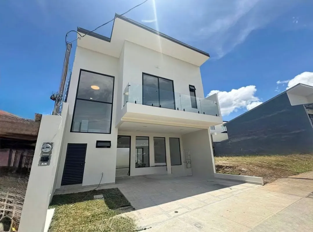 Esta hermosa propiedad se ubica dentro de un condominio moderno y seguro, diseñado para disfrutar cada ...