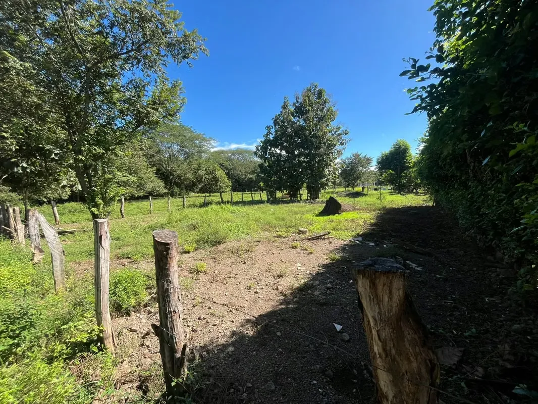 Prime opportunity: Flat 400 m² lot, fully ready to build.