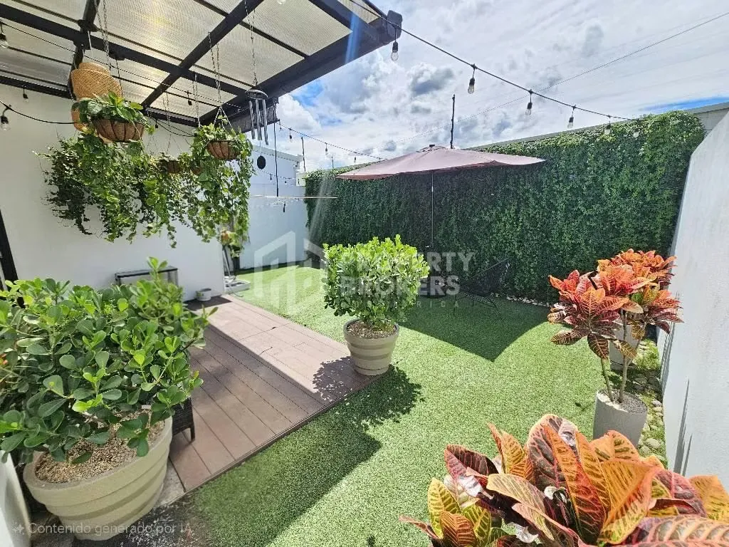 Alquiler de hermosa casa amoblada en condominio en el corazón de Pozos de Santa Ana. La misma cuenta con la siguiente distribución: