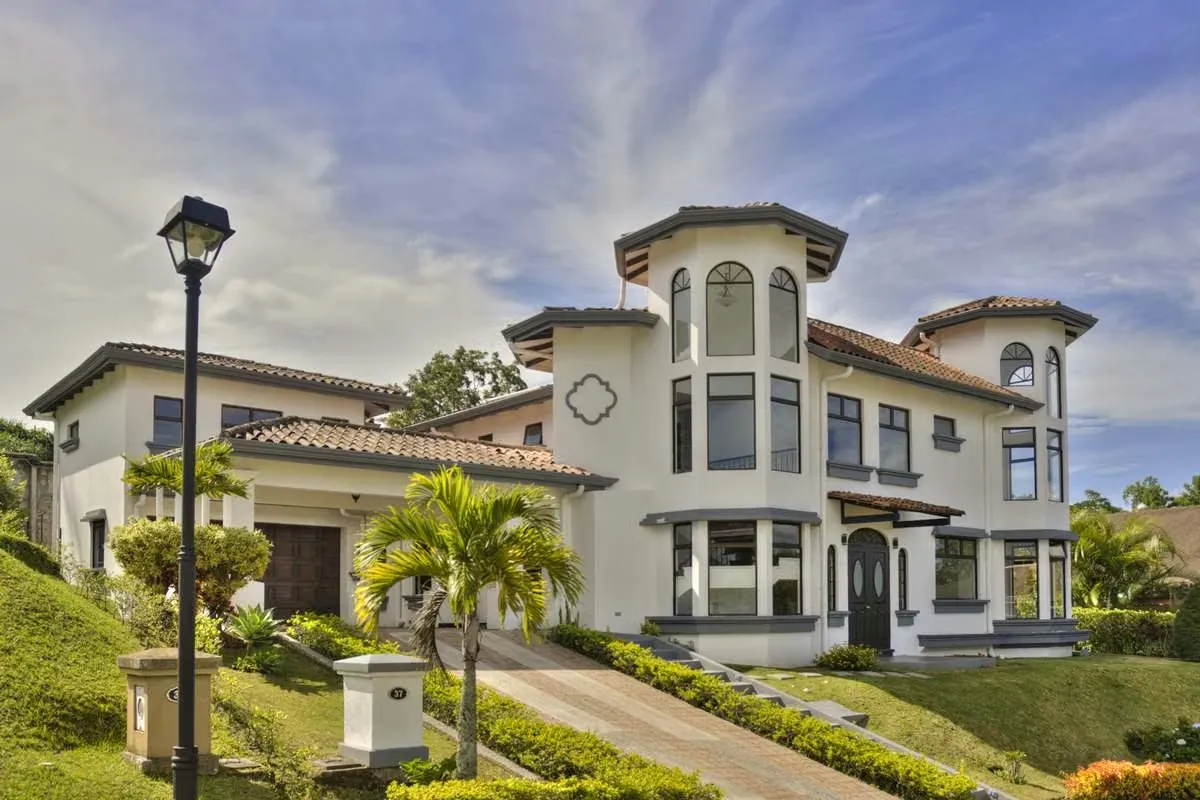 Exclusive and elegant home for sale in the Bosques de Altamonte ...