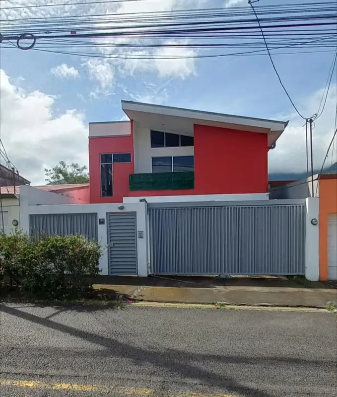 Venta de Casa moderna en Residencial en Tres Ríos. Amplia y acogedora en residencial privado con seguridad 24/7, ideal para familias que buscan confort, amplitud y una excelente ...