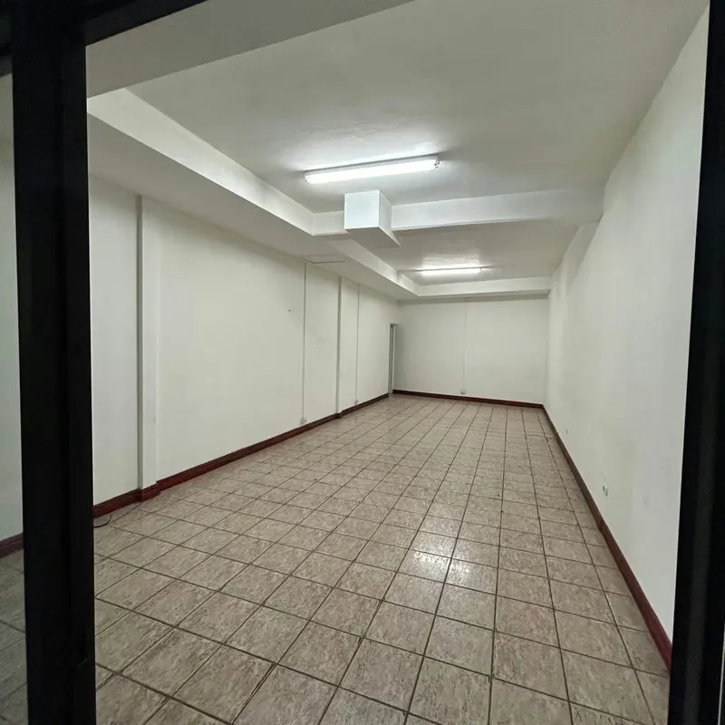 Local comercial de 52 m2 de área con un baño interno y una muy buena altura de cielo, ubicado en el primer nivel de plaza comercial en Curridabat. La fachada del local es ...