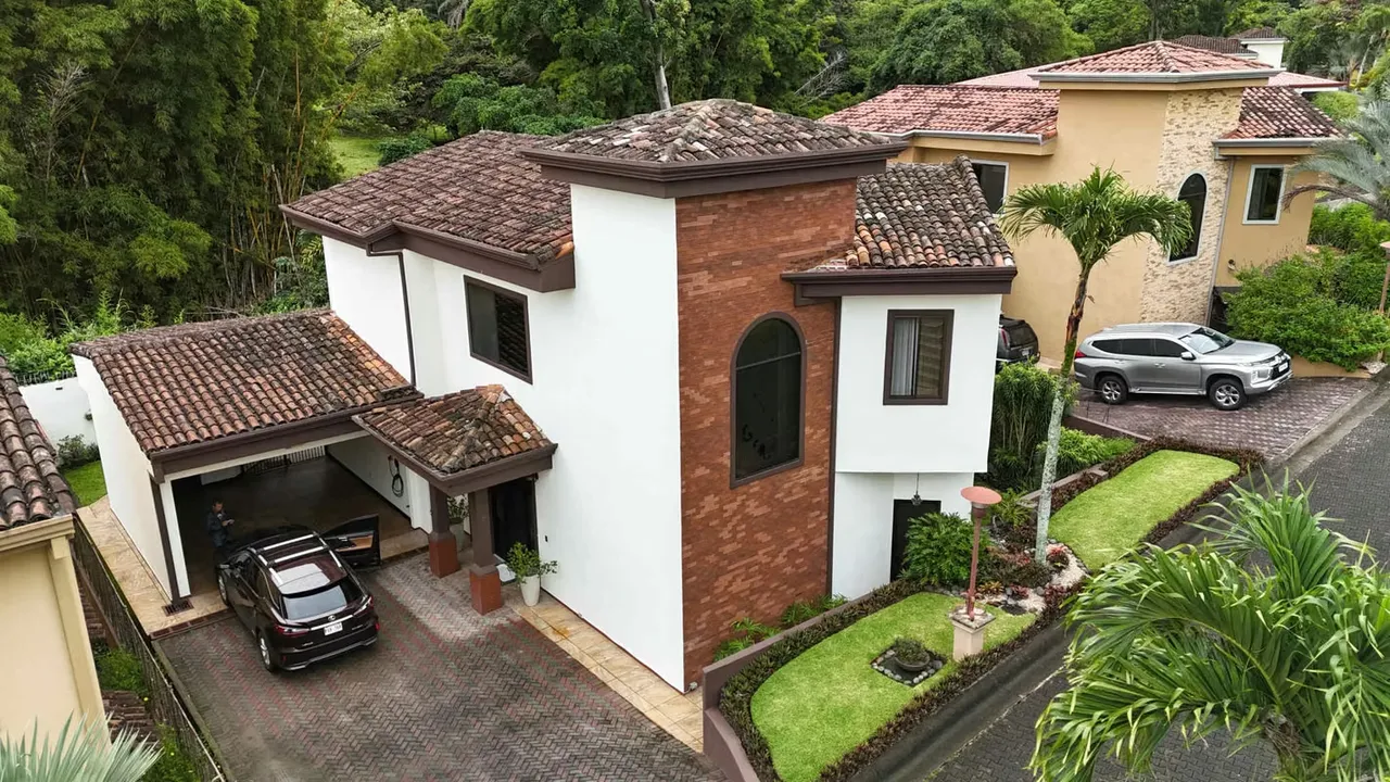 AMPLIA CASA EN VENTA EN EXCLUSIVO CONDOMINIO -RESIDENCIAL CARIARI