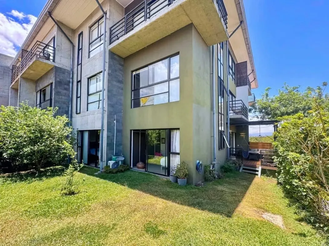 En el corazón de Santa Ana, una de las zonas más exclusivas y convenientes del Valle Central, se encuentra este moderno condominio ...