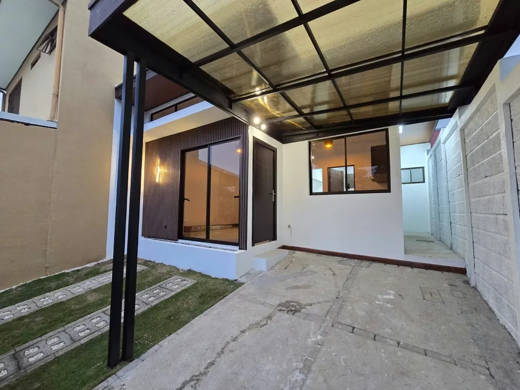 Venta de casa para estrenar independiente en Ulloa de Heredia.